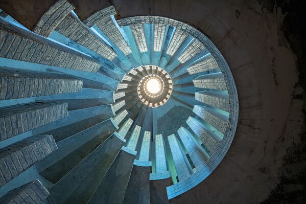Необычная лестница из бетонной плитки в заброшенной усадьбе. - Sputnik Молдова