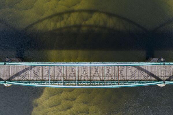 Тень, созданная для низкого солнечного света, показывает нам реальную структуру этого моста. - Sputnik Молдова