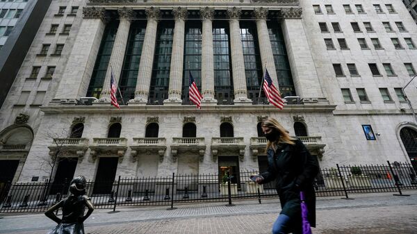 Девушка проходит мимо Нью-Йоркской фондовой биржи (NYSE) на Уолл-стрит в Нью-Йорке - Sputnik Молдова