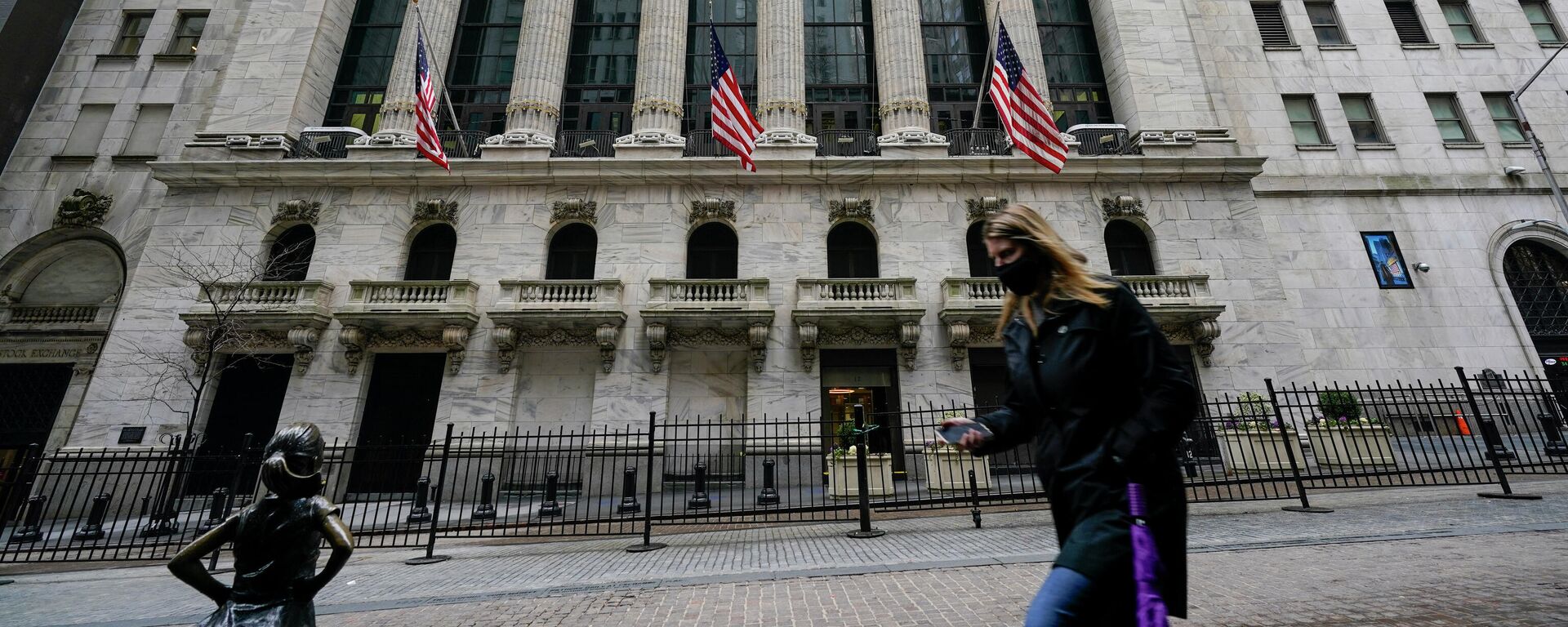 Девушка проходит мимо Нью-Йоркской фондовой биржи (NYSE) на Уолл-стрит в Нью-Йорке - Sputnik Moldova-România, 1920, 28.07.2022