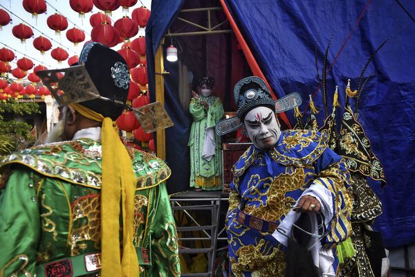 Interpreții de operă tradițională chineză din trupa Sai Yong Hong se adună în culise înainte de un spectacol pentru a sărbători viitorul An Nou Lunar, Bangkok, pe 19 ianuarie 2022. - Sputnik Moldova-România