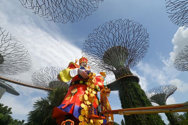 Muncitorii fac retușuri la figurina felinar „Zeul norocului” pentru viitoarele sărbători de Anul Nou Lunar de la Gardens by the Bay Supertree Grove din Singapore, pe 18 ianuarie 2022. - Sputnik Moldova-România