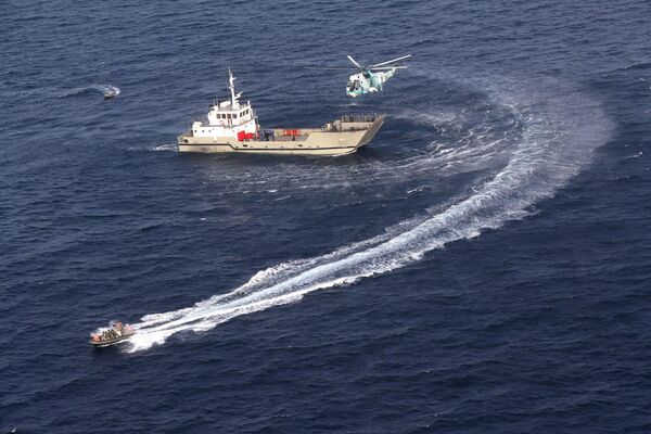 Военный корабль и вертолет участвуют в совместных военно-морских учениях ВМС Ирана, Китая и России в северной части Индийского океана. - Sputnik Молдова