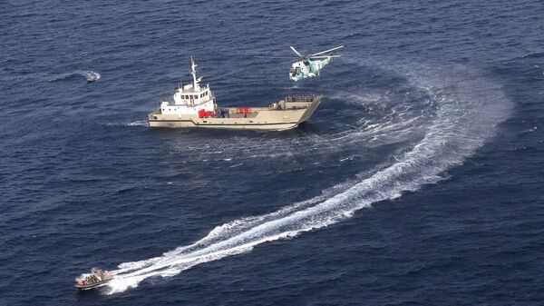 Военный корабль и вертолет во время совместных военно-морских учениях ВМС Ирана, Китая и России в северной части Индийского океана - Sputnik Молдова