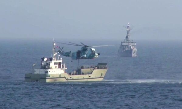 Боевые корабли России, Ирана и Китая во время военно-морских учений CHIRU-2022 в Аравийском море.  - Sputnik Молдова