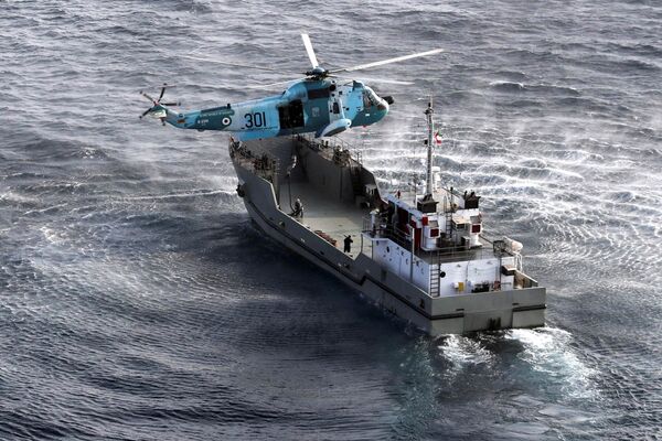Военный корабль и вертолет участвуют в совместных военно-морских учениях ВМС Ирана, Китая и России в северной части Индийского океана. - Sputnik Молдова