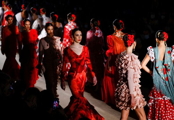 Модели представляют работы Гусмана во время показа мод We Love Flamenco в Севилье, Испания. - Sputnik Молдова