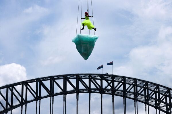 Виктория Хант исполняет &quot;Оттепель&quot; на вершине &quot;айсберга&quot;, подвешенного над Сиднейской гаванью в рамках Сиднейского фестиваля 2022. - Sputnik Молдова