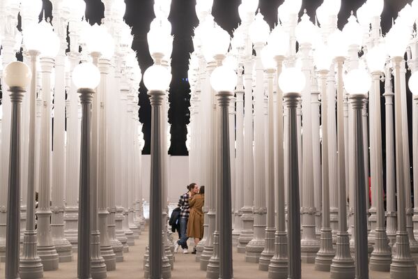 Пара целуется во время посещения инсталляции Криса Бердена &quot;Городской свет&quot; в Художественном музее округа Лос-Анджелес. - Sputnik Молдова