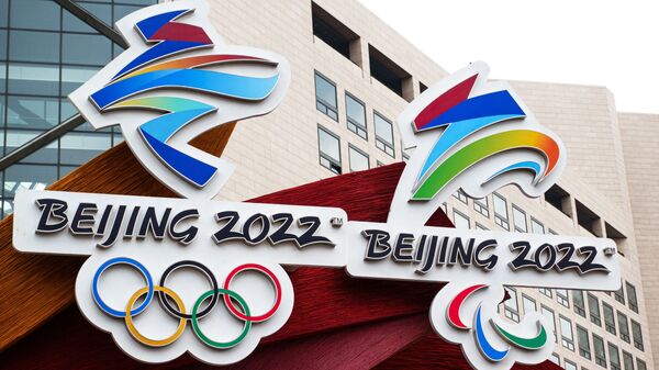 Олимпийская символика, посвященная предстоящим Зимним Олимпийским играм – 2022, на улице в Пекине - Sputnik Молдова