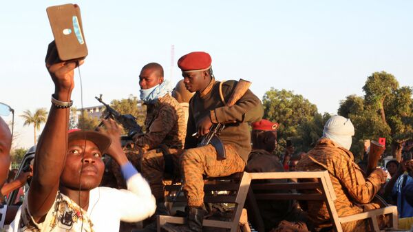 Мужчина снимает военных после свержения президента Каборе в Уагадугу, Буркина-Фасо - Sputnik Moldova-România