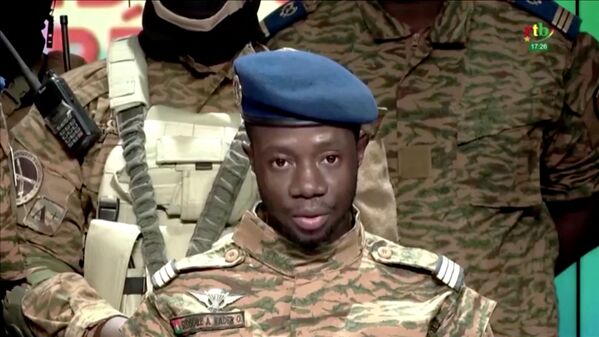 Căpitanul Sidsore Kader Ouedraogo, purtătorul de cuvânt al Mișcării Patriotice pentru Salvare și Restaurare, anunță că armata a preluat controlul țării în Ouagadougou, Burkina Faso, 24 ianuarie 2022. - Sputnik Moldova-România