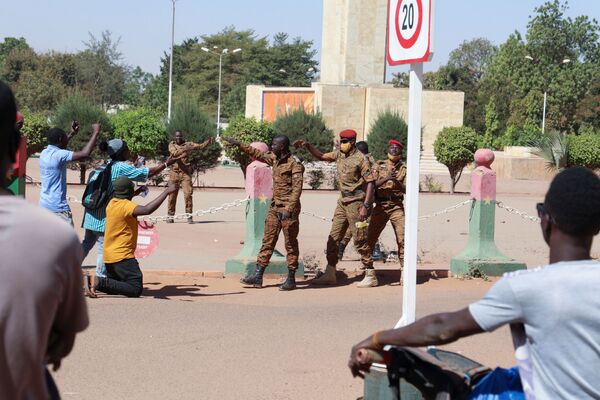 Militarii le spune să plece oamenilor care s-au adunat pentru a arăta sprijinul față de armată, după ce președintele țării Burkina Faso, Roch Kabore, a fost reținut într-o tabără militară din orașul Ouagadougou. Imaginile au fost surprinse la 24 ianuarie în Burkina Faso. - Sputnik Moldova