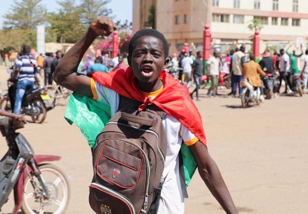 Un adolescent reacționează în timp ce își arată sprijinul pentru armată după ce președintele Burkina Faso, Roch Kabore, a fost reținut într-o tabără militară din Ouagadougou, Burkina Faso, 24 ianuarie 2022. - Sputnik Moldova-România