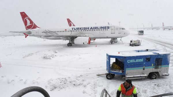 Самолеты Turkish Airlines застряли на летном поле во время снегопада - Sputnik Молдова