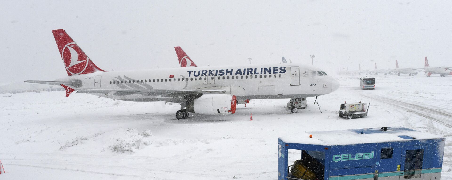 Самолеты Turkish Airlines застряли на летном поле во время снегопада - Sputnik Молдова, 1920, 25.01.2022