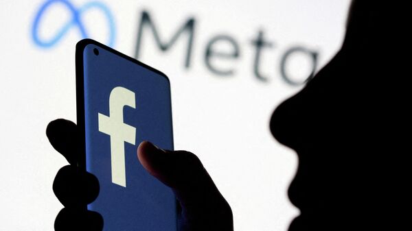 Женщина держит смартфон с логотипом Facebook перед отображаемым новым логотипом ребрендинга Facebook Meta - Sputnik Moldova-România