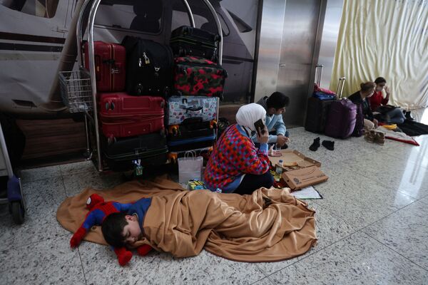 Pasageri blocați își așteaptă zborurile pe aeroportul din Istanbul, care a suspendat zborurile din cauza ninsorilor abundente, din Istanbul, Turcia, 25 ianuarie 2022. - Sputnik Moldova-România