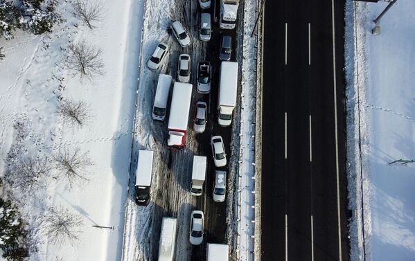 Vedere generală a vehiculelor blocate pe o autostradă după o ninsoare abundentă în Istanbul, Turcia, 25 ianuarie 2022. Poză făcută cu o dronă. - Sputnik Moldova-România