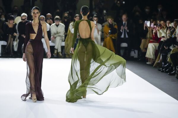 Модели во время презентации коллекции весна-лето – 2022 дизайнера Stephane Rolland на показе недели Высокой моды в Париже. - Sputnik Молдова