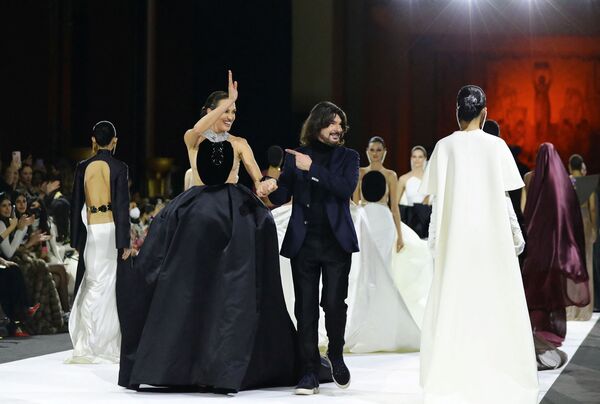 Свою коллекцию весна-лето – 2022 на неделе Высокой моды в Париже представил  Stephane Rolland. - Sputnik Молдова