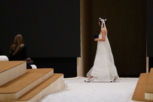 Платье невесты из новой коллекции  Virginie Viard для дома Chanel на показе сезона весна-лето – 2022 в рамках недели Высокой моды в Париже. - Sputnik Молдова