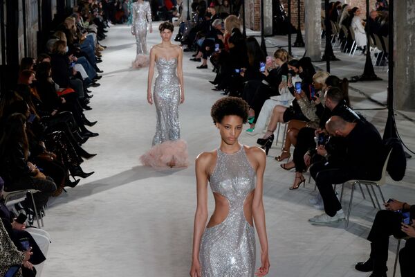 Коллекция весна-лето – 2022 модельера  Alexandre Vauthier на неделе Высокой моды в Париже. - Sputnik Молдова