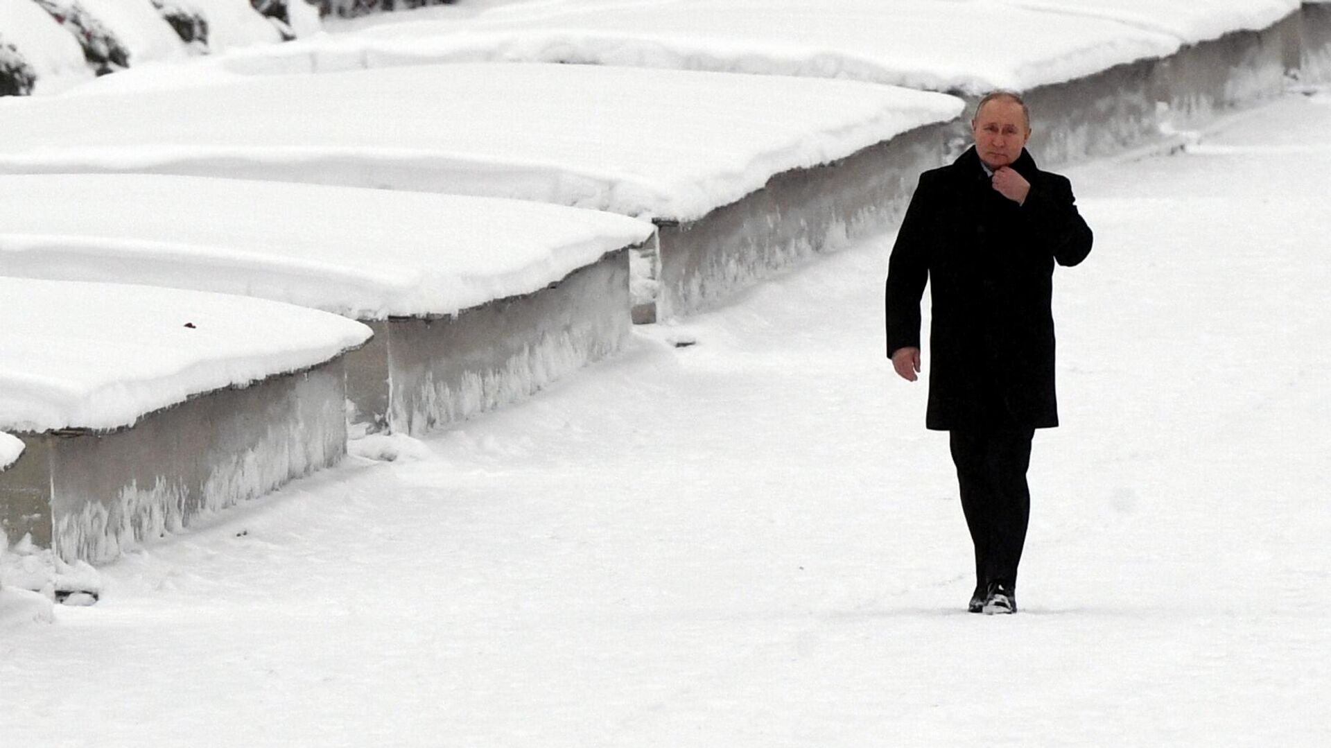 Президент РФ В. Путин посетил Пискарёвское мемориальное кладбище - Sputnik Moldova, 1920, 27.01.2022
