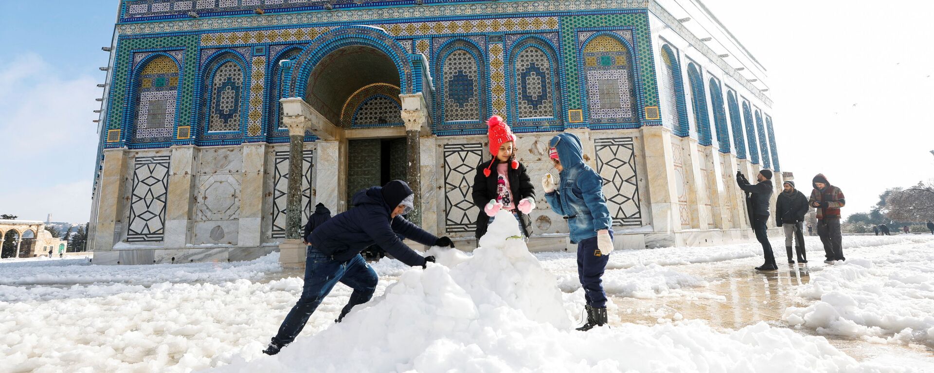 Дети строят снеговика перед мечетью Купол Скалы, расположенной в Старом городе Иерусалима - Sputnik Молдова, 1920, 27.01.2022