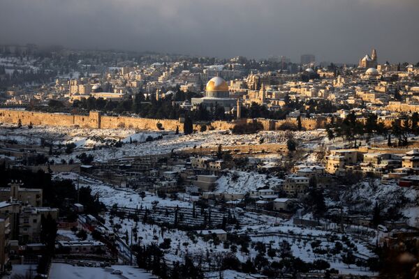 Купол Скалы, расположенный в Старом городе Иерусалима, после снежной бури. - Sputnik Молдова