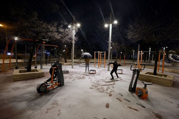 Люди играют в снежки после снегопада в Иерусалиме. - Sputnik Молдова