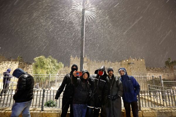 Группа мужчин делает селфи перед Дамасскими воротами в Старом городе Иерусалима. - Sputnik Молдова