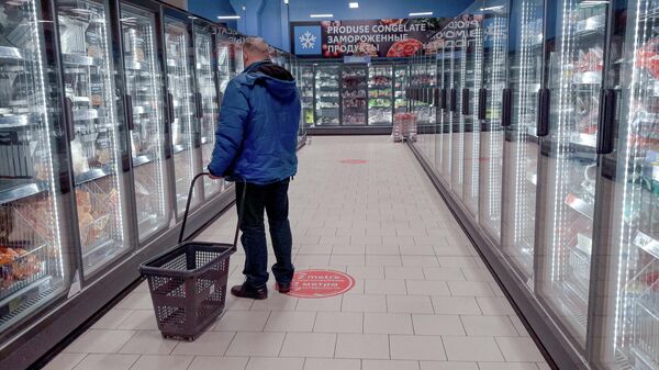 Покупатель в кишиневском супермаркете - Sputnik Молдова