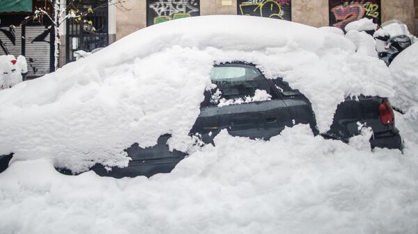 Занесенный снегом автомобиль - Sputnik Молдова