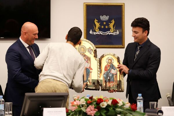 Новак Джокович целует икону, которую мэр Будвы Марко Бато Царевич держит во время церемонии. - Sputnik Молдова
