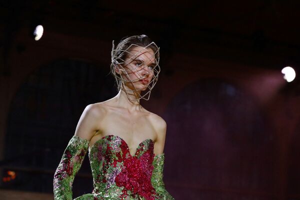 Модели во время модного показа коллекции ливанского дизайнера Эли Сааба в Париже. - Sputnik Молдова