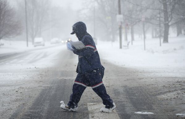 Мужчина во время снегопада на улице Денвера, США. - Sputnik Молдова