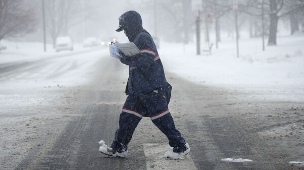 Мужчина во время снегопада на улице Денвера, США - Sputnik Молдова