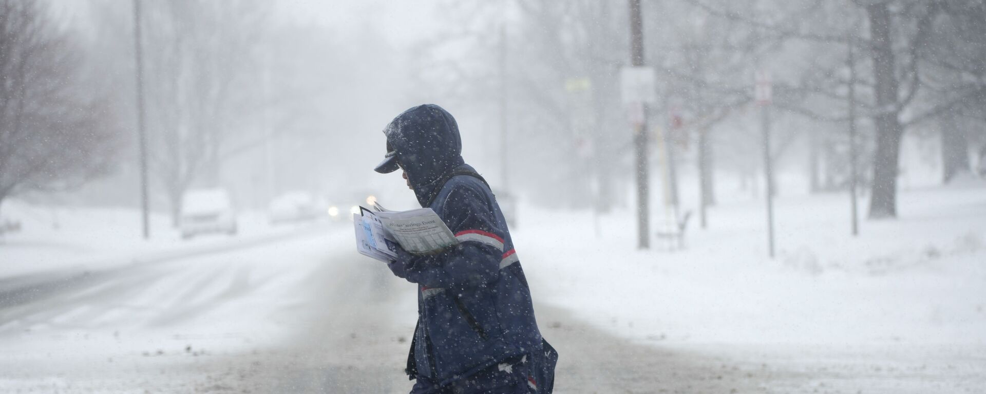 Мужчина во время снегопада на улице Денвера, США - Sputnik Молдова, 1920, 24.12.2022