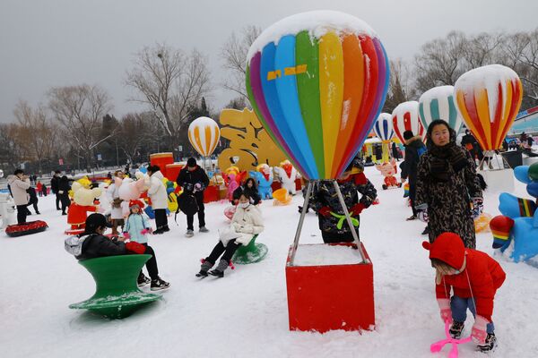 Дети играют в снегу в парке Пекина, Китай. - Sputnik Молдова