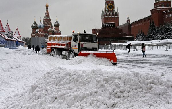 Piața Roșie din Moscova a fost acoperită de zăpadă, iar lucrătorii curăța strada. Imaginea a fost surprinsă în capitala Federației Ruse. - Sputnik Moldova