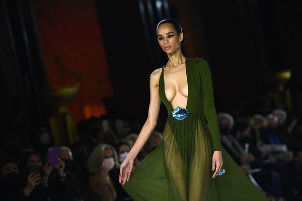 Модель в платье модельера Stephane Rolland сезона весна-лето 2022 на показе высокой моды в Париже. - Sputnik Молдова