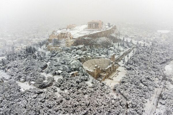 Вид на храм Парфенон во время аномального снегопада в Афинах. - Sputnik Молдова