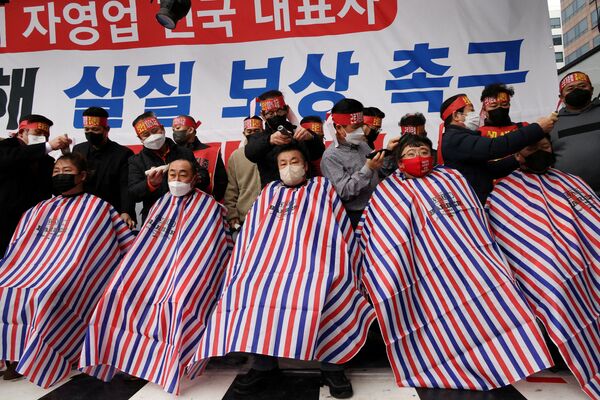 Владельцы бизнеса бреют головы во время акции протеста против новых правительственных правил социального дистанцирования в Сеуле. - Sputnik Молдова