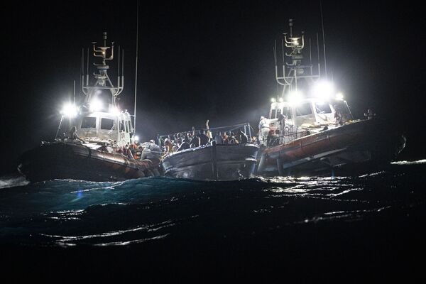 Спасенные мигранты у побережья Лампедузы. - Sputnik Молдова