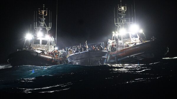 Salvarea migranților pe mare, imagine din arhivă - Sputnik Moldova-România