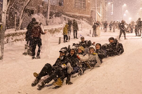 Дети катаются по снегу в районе Кучукчекмедже в Стамбуле. - Sputnik Молдова