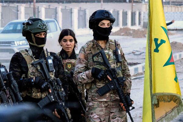 Женщины-военнослужащие Сирийских демократических сил возле тюрьмы Гувайран в городе Эль-Хасаке после того, как она была отбита у ИГ. - Sputnik Молдова