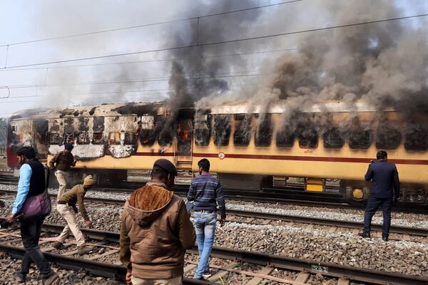 Индийские студенты, недовольные работой экзаменационной комиссии по отбору будущих железнодорожников, подожгли вагон поезда. - Sputnik Молдова