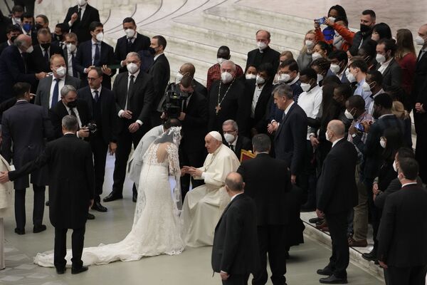 Молодожены и Папа Франциск во время еженедельной общей аудиенции в Зале Павла VI в Ватикане. - Sputnik Молдова
